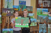 Dwojka dzieci trzymajacych obraz