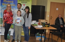 Dwie kobiety i mezczyzna wraz z nagrodzona dziewczynka