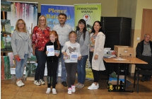 Dwie dziewczynki z dyplomami