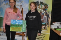 Dwie dziewczynki w okularach podczas prezenracji swojego obrazu