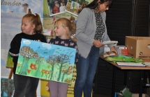 Dwie urocze dziewczynki trzymajace jeden obraz