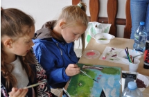 Dwie dziewczynki malujace pejzaz