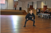 Charyzmatyczna kobieta tanczaca