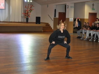 Charyzmatyczna kobieta tanczaca