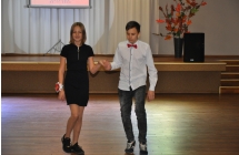 Chlopczyk i dziewczynka podczas tanca