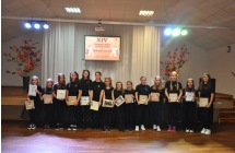 Ciemno ubrany zespol taneczny pozujacy do zdjecia