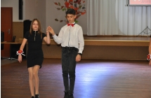 Chlopczyk oraz dziewczynka podczas prezentacji choreografii
