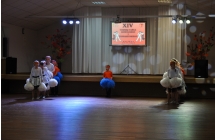 Chlopcy oraz dziewczynki z pomponami