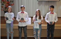 Dwie dziewczyny i dwoje chlopcow z nagrodami