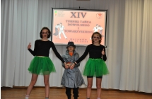 Dwie dziewczynki w makijazach wraz z chlopcem