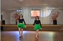 Dwie dziewczyny w charakterystycznych makijazach podczas tanca