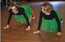 Dwie dziewczyny w trakcie prezentacji ukladu tanecznego