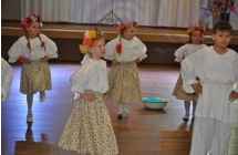 Chlopczyk w towarzystwie czterech dziewczynek prezetujacy choreografie