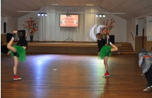 Dwie dziewczyny w trudnych pozach tanecznych