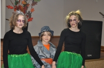 Dwie dziewczyny w makijazach i chlopczyk w kapeluszu