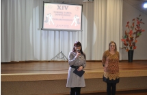 Dwie eleganckie kobiety prowadzace turniej