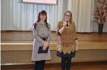 Dwie kobiety witajace gosci