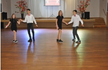 Dwie pary podczas tanca