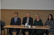 Dwie usmiechniete kobiety i dwoje mezczyzn