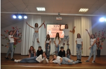 Dwoje chlopcow i dziewiec dziewczyn podczas pozowania do zdjecia