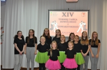 Dziewczynki pozujace do zdjecia na scenie