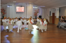 Dzieci w ludowych strojach podczas tanca