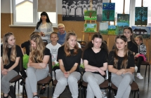 Dziewczynki i kobiety w tle