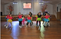 Dziewczynki tanczace na parkiecie