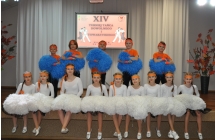 Dziewiec dziewczynek i piecioro chlopcow na scenie