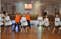 Grupa taneczna skladajaca sie z czworki chlopcow oraz kilkunastu dziewczynek