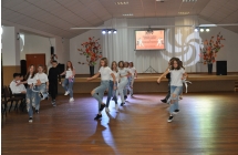 Grupa taneczna dziewczyn oraz dwoch chlopcow