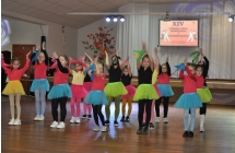 Kilkanascie dziewczynek w kolorowych strojach podczas ukladu tanecznego