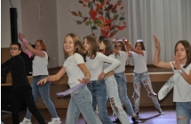 Kilkanascie jednolicie ubranych dziewczyn i chlopczyk