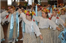 Kilkanascie osob tanczacych uklad