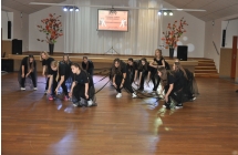 Jendolicie ubrane dziewczyny poddczas wyjatkowego tanca