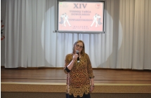 Kobieta mowiaca do mikrofonu