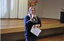 Kobieta mowiaca do mikrofonu (2)