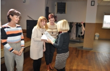 Kobieta wreczajaca dyplom kobiecie