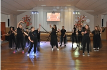 Kilkanascie tanczacych dziewczyn ubranych na czarno