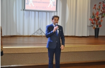 Mezczyzna w garniturze mowiacy do mikrofonu