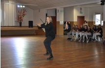 Kobieta tanczaca uklad taneczny