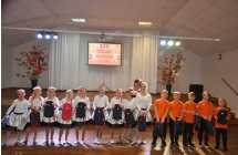 Piecioro chlopcow i dziewczynki pozujace z nagrodami