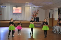 Piec dziewczynek w momencie tanca