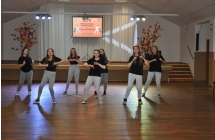Siedem dziewczyn prezentujacych uklad choreograficzny