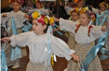 Skupione dziewczynki podczas pieknego tanca