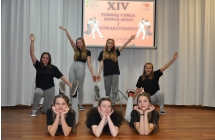 Siedem dziewczynek pozujacych do zdjecia