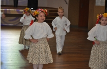 Trzy dziewcyznki i chlopczyk na parkiecie