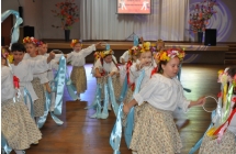 Ujecie z widowiskowego ukladu tanecznego zespolu w ludowych strojach