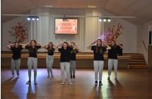 Siedem jednolicie ubranych dziewczat podczas tanca