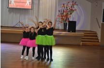 Zespol taneczny podczas prezentacji ukladu tanecznego